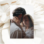 Convites Casamento Tradicional de Fotografias de Script Mín<br><div class="desc">Este elegante convite de casamento tradicional para fotos mínimas é perfeito para o seu casamento clássico, simples, preto e branco, mínimo e moderno. A design apresenta uma caligrafia manuscrita, delicada e romântica com tipografia formal do chique. O olhar vai correr bem em qualquer época de casamento: primavera, verão, outono ou...</div>