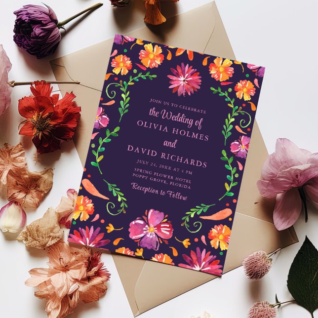 Convites Casamento Vibrante Floral Fiesta Roxo Mexicano (Purple Mexican Vibrant Floral Fiesta Wedding Invitation on a table surrounded with flowers.)