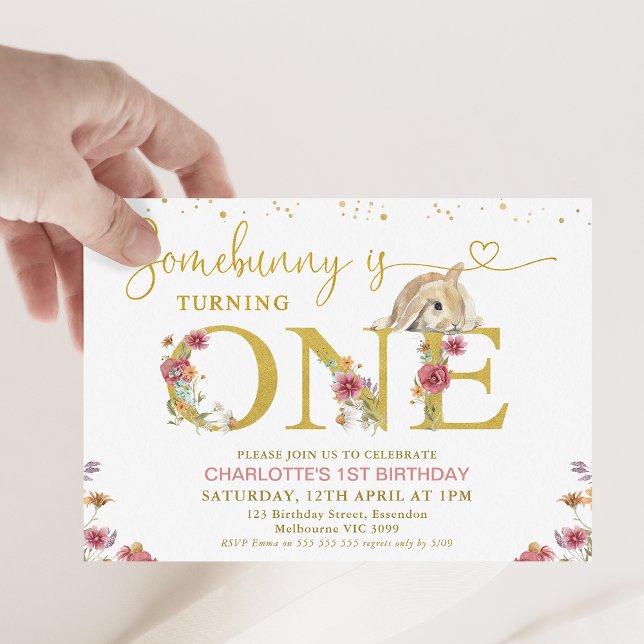 Convites Castanho, primeiro aniversario de flores silvestre (Some bunny is turning one 1st birthday invitation with brown bunny, gold word and wildflowers.)