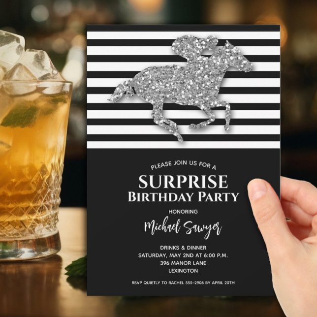 Convites Cavalo Prateado White Strike Aniversário (Silver faux glitter racehorse on black and white stripes surprise birthday invitations)