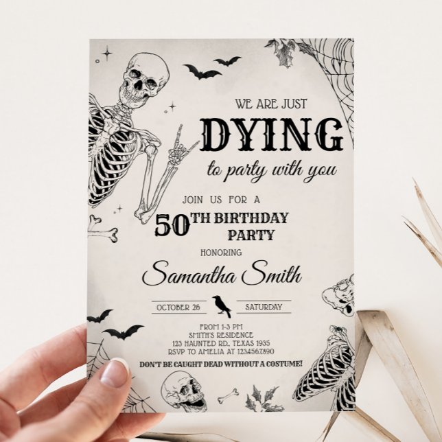 Convites Caveira Morrendo na Festa de aniversário do Dia da (Dying to Party Skull Halloween Party Invitation)