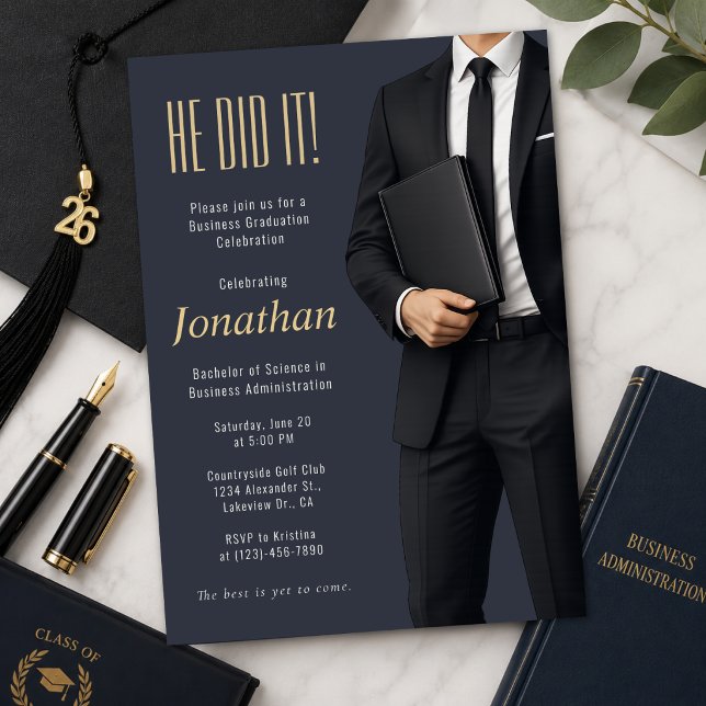 Convites Celebração de Graduação em Negócios (Elegant business graduation invitation with a modern luxury editorial portrait style.)