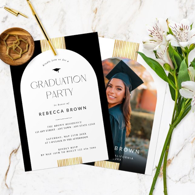Convites Celebração em Preto e Dourado: Graduação de Fotos  (Front and Back of a modern arch photo graduation party invitation in black, white and gold.)