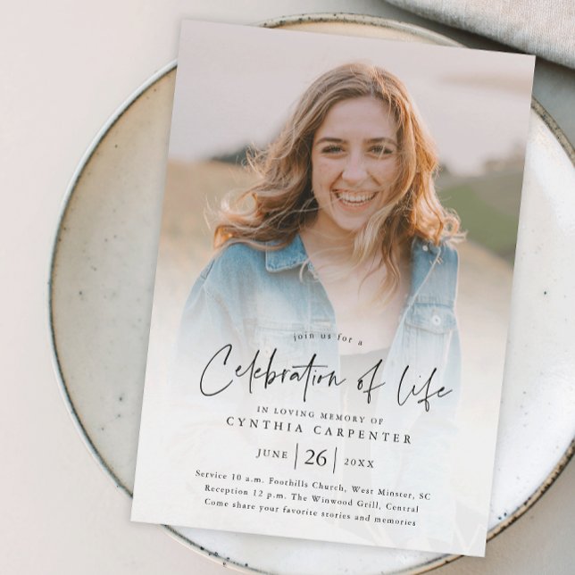 Convites Celebração Moderna da Memória Funeral (Modern handwritten script celebration of life photo memorial invitation.)