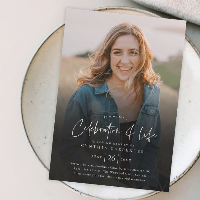 Convites Celebração Moderna do Funeral Memorial da Vida (Modern handwritten script celebration of life photo memorial invitation.)