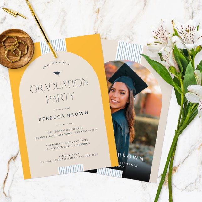 Convites Celebração no Estilo: Graduação Moderna (Front & back of a modern arch photo graduation party invitation card in fall gold & sweet gardenia. )