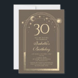 Convites Celestial Mocha Gold Sol Lua Estrelas 30º Aniversá<br><div class="desc">Convites de Foto de Aniversário de 30 anos Celestial Mocha Gold Sol Lua Astronomia apresentam um sol, lua e estrelas elegantes em ouro com uma moldura dourada em um fundo mocha. Dentro está a informação do seu convite de aniversário de trinta anos personalizado. No verso, adicione sua foto favorita. Criado...</div>