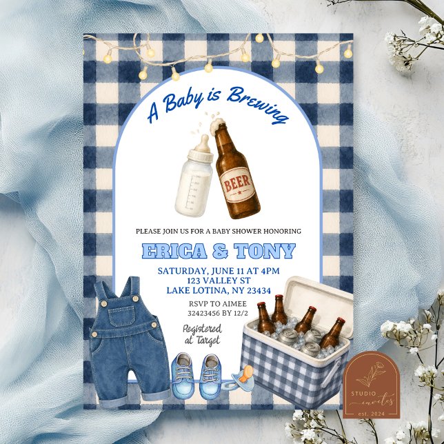 Convites Chá de Bebê Coed Blue Gingham Baby Is Brewing Beer (Criador carregado)