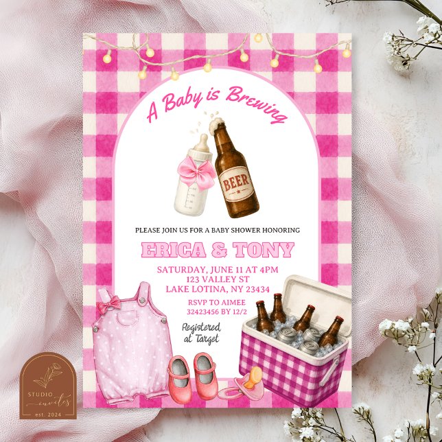 Convites Chá de Bebê Coed Pink Gingham Baby Is Brewing Beer (Criador carregado)