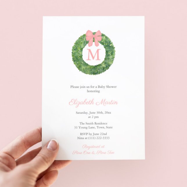 Convites Chá de Bebê de Monograma Rosa Elegante (Preppy Hand Painted Boxwood Wreath With Pink Bow Monogram Baby Shower Invitation For Girl)