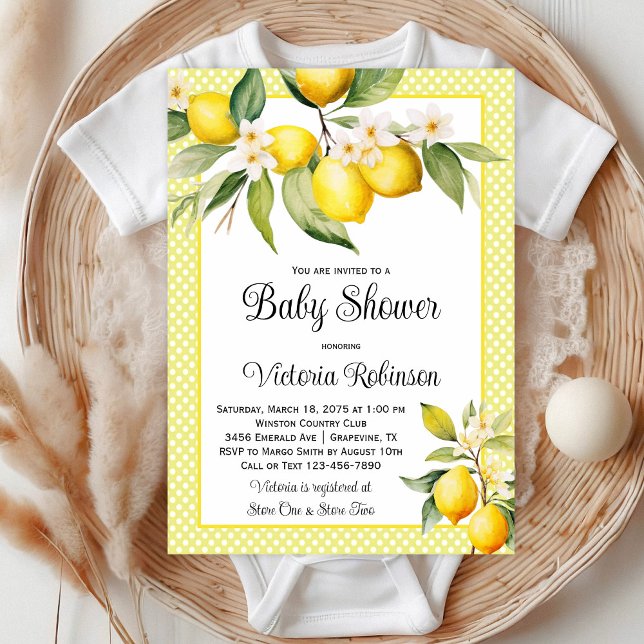 Convites Chá de Bebê do Limão Fofo (Yellow lemon baby shower invitation with pretty watercolor lemons on a yellow polka dot background.)
