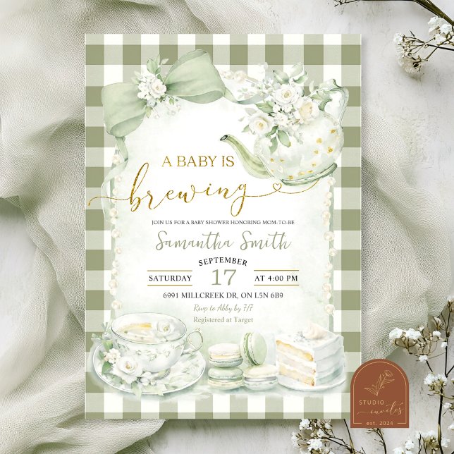 Convites Chá de Bebê Sage Green Gingham Baby está a Caminho (Criador carregado)