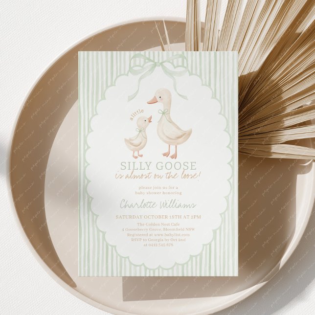 Convites Chá de Bebê Silly Goose Verde Sage (A little Silly Goose is almost on the loose! Sage green striped Baby Shower Invitation)