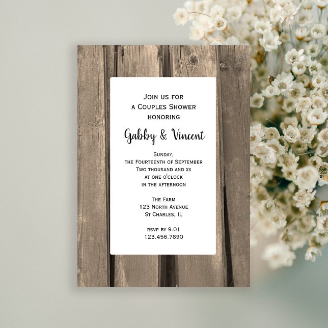 Convites Chá de casamento de Casais de madeira do Country B (Add a rustic flair to your barn party Couples Shower with this charming invitation.)