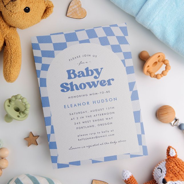 Convites Chá de fraldas da placa de verificação 70s azul na (Baby shower invitation with blue checkerboard pattern and groovy, retro, 70s theme)
