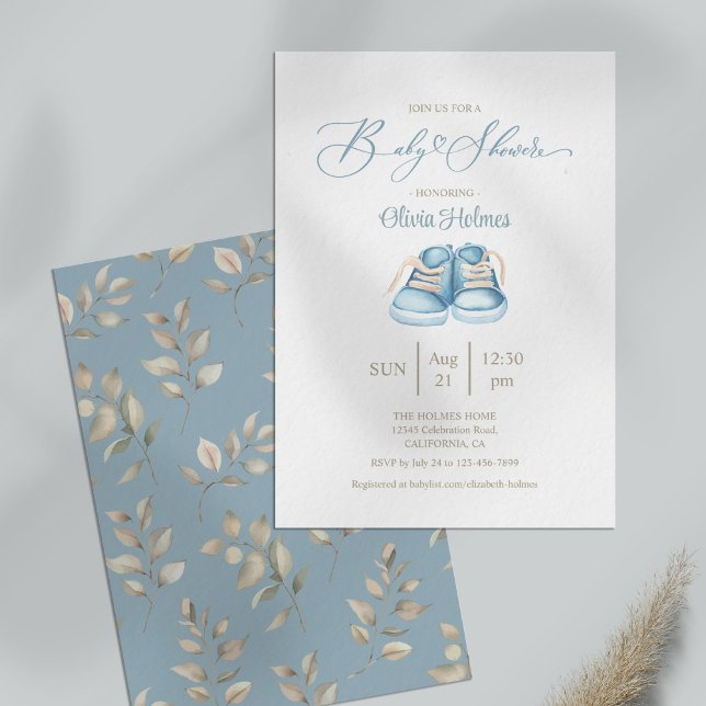 Convites Chá de fraldas de Calçado Azul Elegante (Elegant Watercolor Blue Baby Shoe Baby Shower Invitation on a table.)