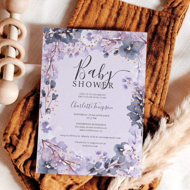 Convites chá de fraldas de cor d'água floral com lavanda ch (Gold chic lavender floral watercolor baby shower invitation on light lavender)
