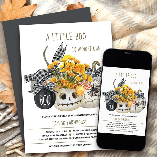 Convites Chá de fraldas de Dia das Bruxas da Pequena Fazend (Little Boo Halloween Baby Shower Invitation with stylish farmhouse plaid and fall flowers
)