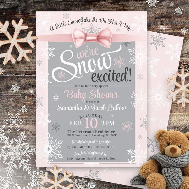 Convites Chá de fraldas de Garota Rosa Cuja Neve Estique Ne (Cute pink bow and gray WE'RE SNOW EXCITED baby girl snowflake winter wonderland baby shower invite)
