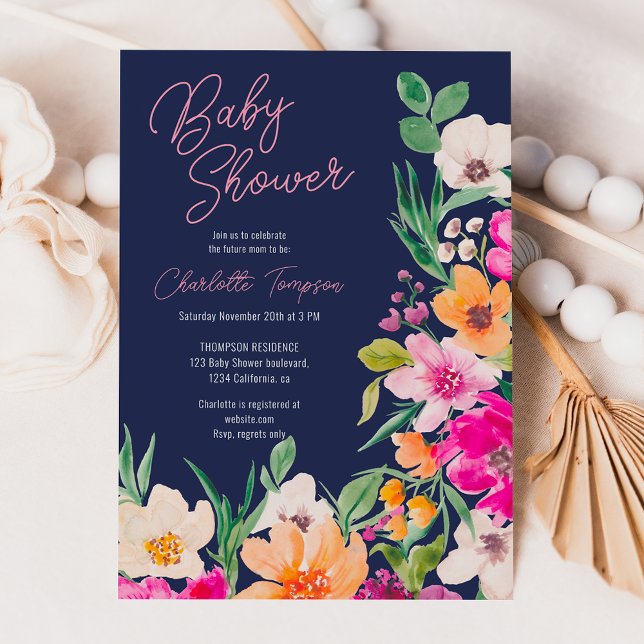 Convites Chá de fraldas de guião de flores silvestres, arro (Bright bold wild flowers script baby shower invitation on navy blue)