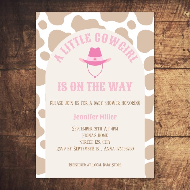 Convites Chá de fraldas de Impressão de vaqueira ocidental (cowgirl western baby girl shower invitation beige cow print cowboy hat arch baby pink)