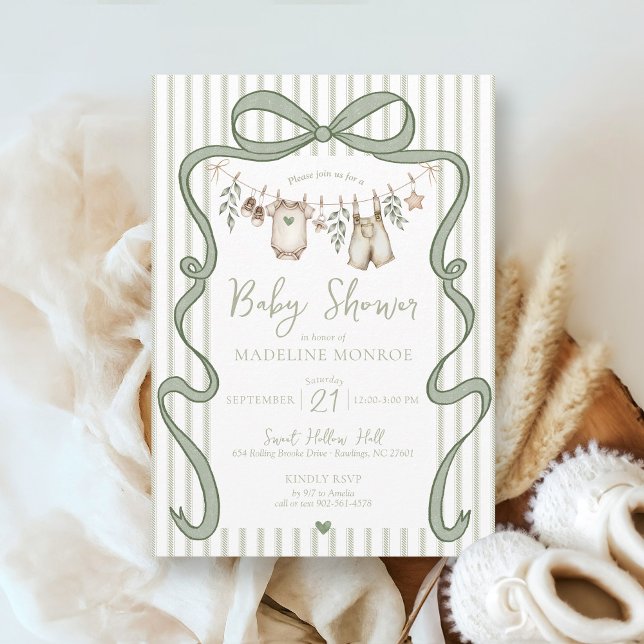 Convites Chá de fraldas de Linha de Fechamento do Arco de A (Sage green whimsical bow frame gender neutral boy watercolor baby clothesline shower invitation)