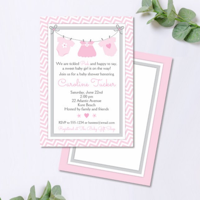 Convites Chá de fraldas de Linha de Tela - Cor-de-rosa e ci (Pink Clothesline with Baby Clothes Baby Girl Shower Invitation)