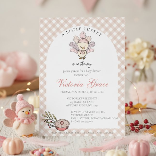 Convites Chá de fraldas de Menina de outono da Turquia (Cute November Baby Shower. Little Turkey Thanksgiving Baby Shower Invitations. Tan Gingham Pattern)