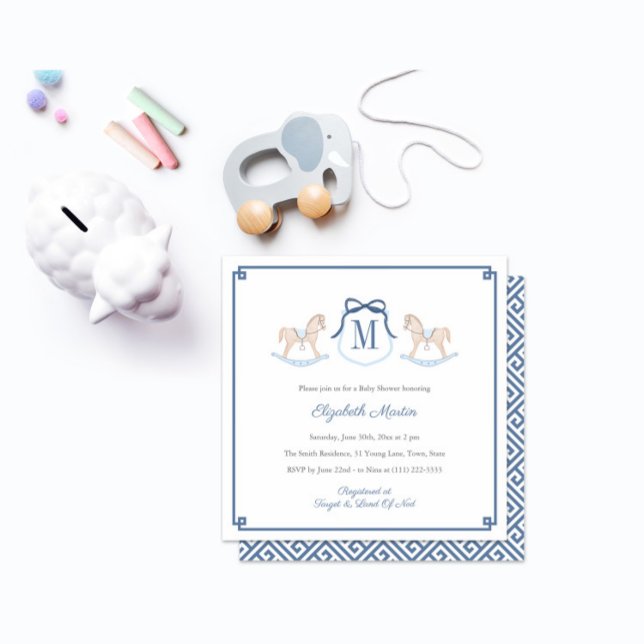 Convites Chá de fraldas de Monograma de Cavalo de Rocco Pre (Monogram rocking horse baby shower square invitation with navy blue greek key border and backer)