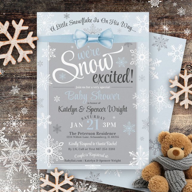 Convites Chá de fraldas de Neve Floco de Neve Cute Blue Boy (Cute blue bow & gray WE'RE SNOW EXCITED baby boy snowflake winter wonderland baby shower invite)