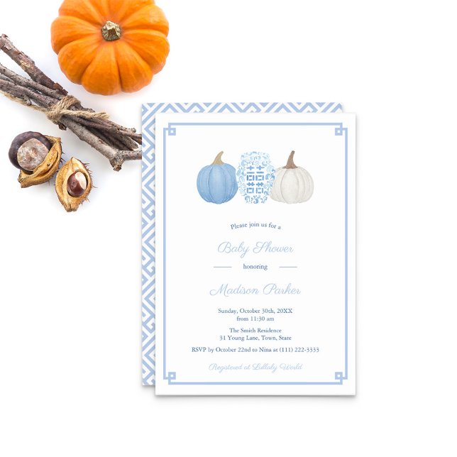 Convites Chá de fraldas De Outono De Pumpkin Azul E Branco (Baby Shower: Pale Blue & White Pumpkins with blue & white ginger jar and Greek Key pattern reverse )