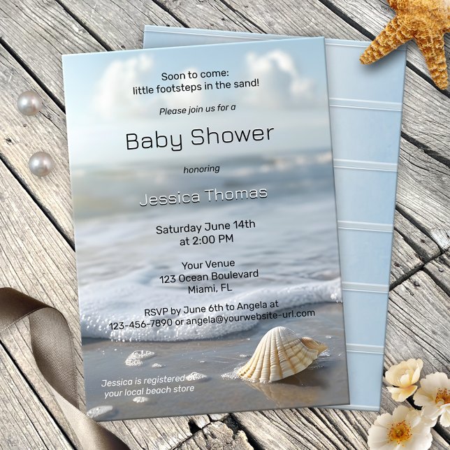 Convites Chá de fraldas de praia de Seashell Simples (A simple and elegant beach baby shower invitation featuring a shell with waves rolling on the sand)