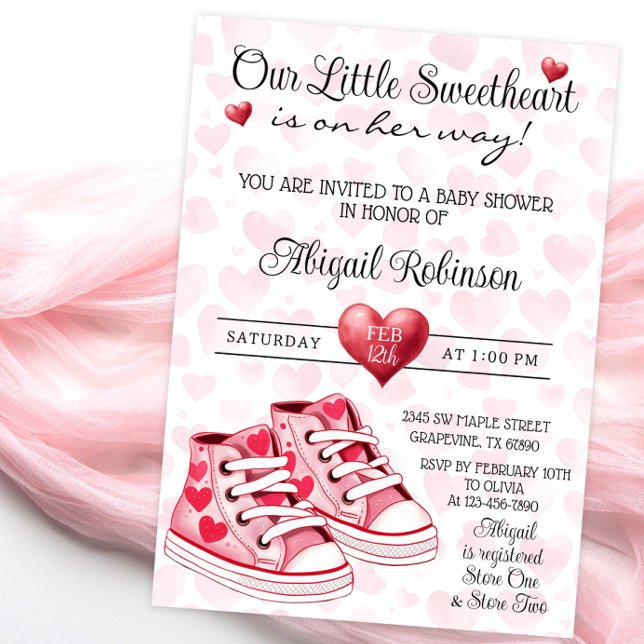 Convites Chá de fraldas do Namorados Sweetheart Sneakers (Cute heart baby sneakers baby shower invitation with cute sneakers on a pretty heart background.)