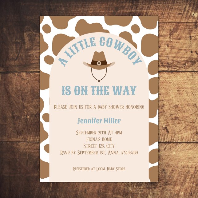 Convites Chá de fraldas Impressão de vaqueiro ocidental (cowboy western baby boy shower invitation beige cow print cowboy hat arch baby blue)