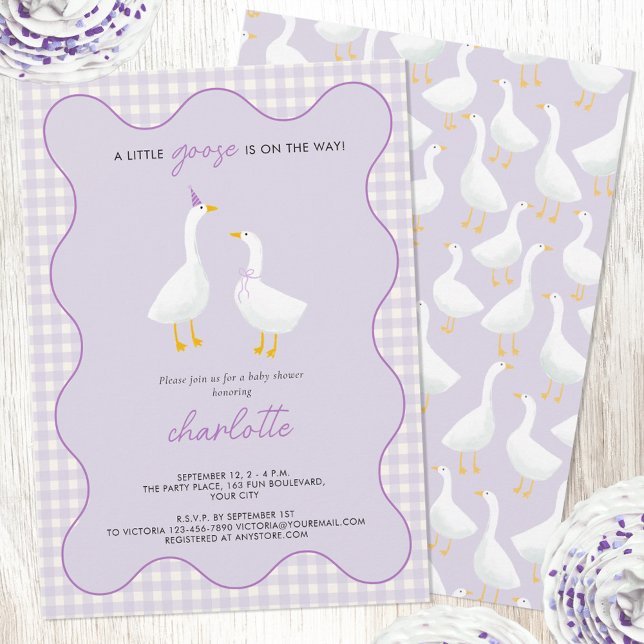 Convites Chá de fraldas Lilac Gingham de Pequeno Ganso (A little goose is on the way geese themed pastel lilac purple baby shower invitation)