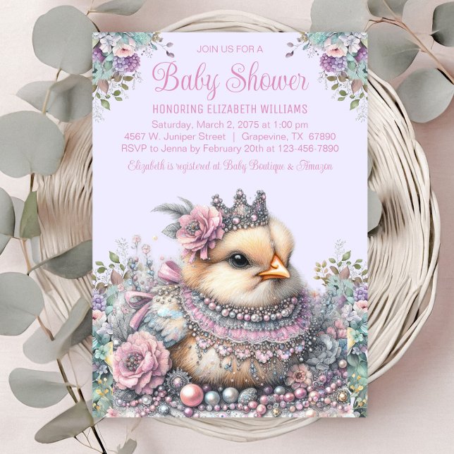 Convites Chá de fraldas Pintinho lavanda (Beautiful little chick with crown and jewels on a pastel floral background. )