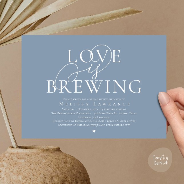 Convites Chá de Noiva Elegante com Tema 'O Amor Está Fermen (Love Is Brewing Elegant Script Bridal Shower Invitation Card Beer Wine Bar in Dusty Blue)