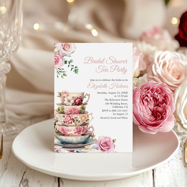 Convites Chá de Noiva em Xícara de Chá Rosa Florescente Bru (Blush Pink Floral Teacup Bridal Shower Tea Brunch Invitation on a white table with pink peonies)