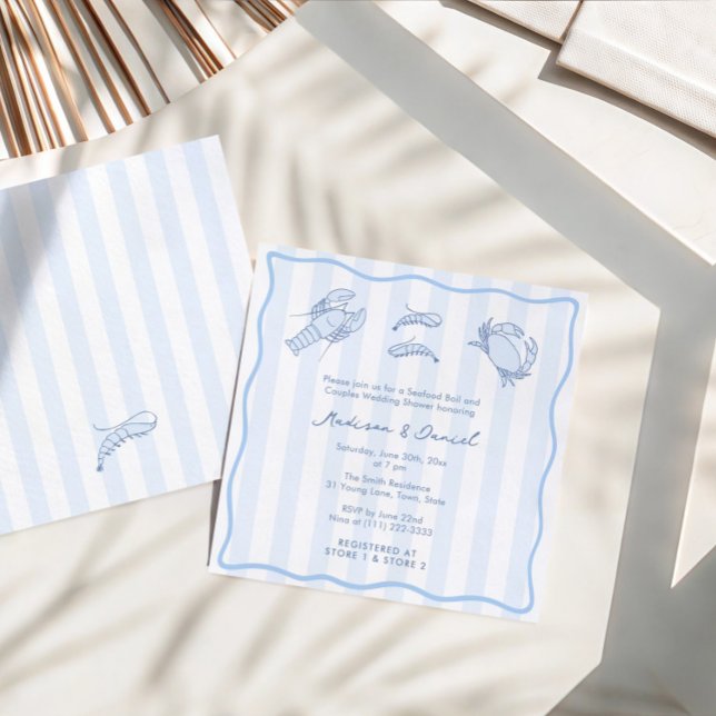 Convites Chá de Noiva Tendance de Mariscos Desenhado à Mão (Trendy hand-drawn blue and white seafood boil invitation with modern stripes and wavy border)