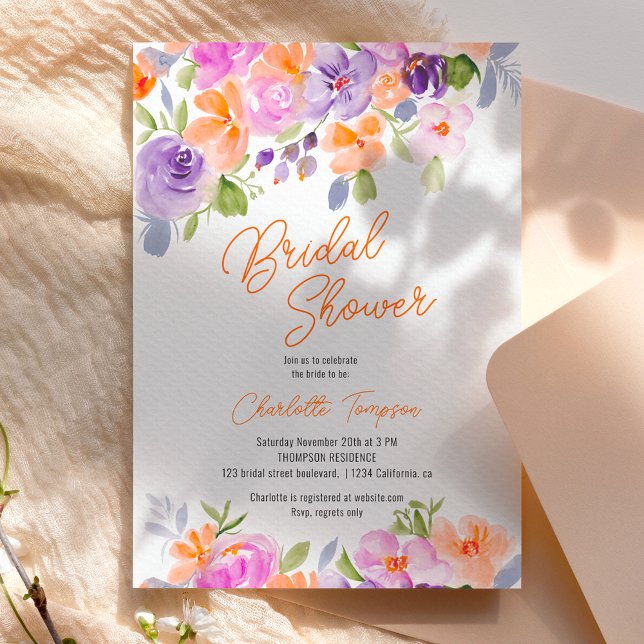 Convites chá de panela bonito de script floral laranja roxo (Pretty purple orange floral script bridal shower invitation)