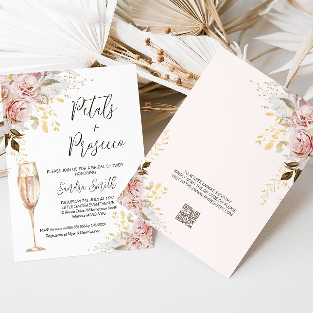 Convites Chá de panela de Código QR Prosecco para Petals Bl (Chic blush and gold floral petal and prosecco bridal shower invitation with message and QR code.)