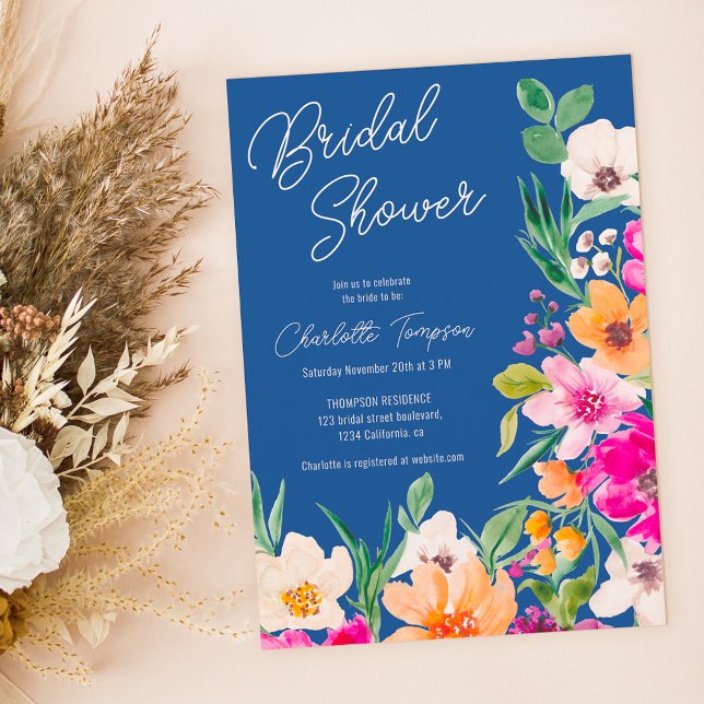 Convites Chá de panela de guião de flores silvestres, arroj (Bright bold wild flowers script bridal shower invitation on blue)