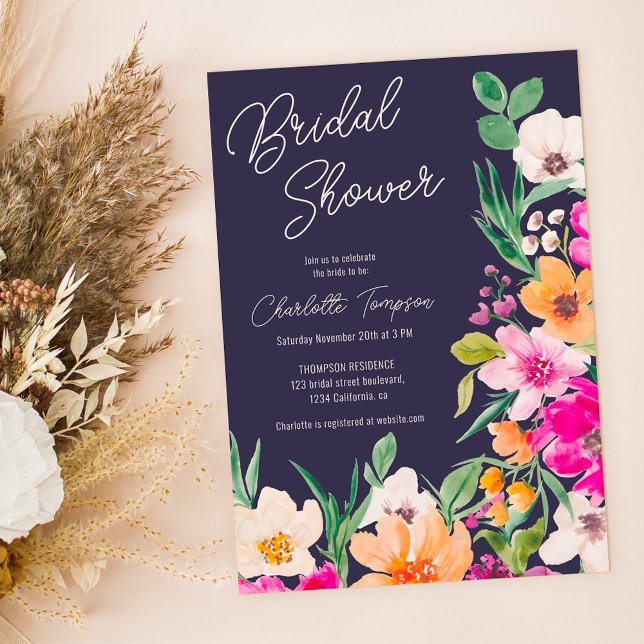 Convites Chá de panela de guião de flores silvestres, arroj (Bright bold wild flowers script bridal shower invitation on navy blue)