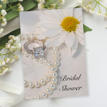 Convites Chá de panela de margarida branca elegante<br><div class="desc">O Chá de panela Elegante Daisy adiciona um talento elegante à sua festa pré-casamento honrando a noiva. Este bonito chá de panela de flores personalizado apresenta uma fotografia floral de uma flor margarida branca,  uma princesa cortada anel de noivado de diamante quadrado e colar de pérolas brancas.</div>