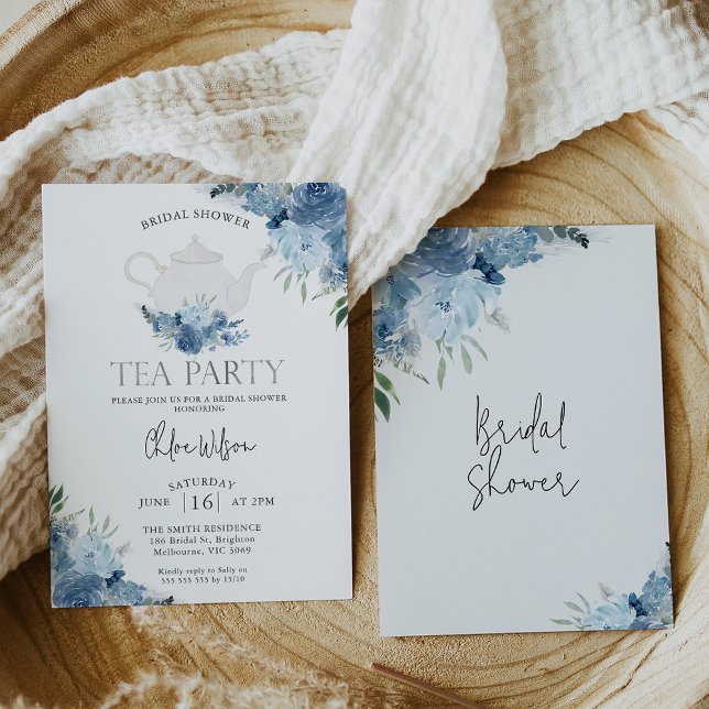 Convites Chá de panela do Blue Boho Floral Tea Party (Blue boho floral tea party bridal shower invitation featuring a white teapot.)