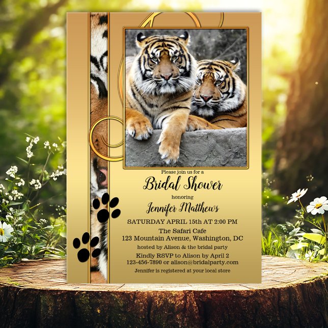 Convites Chá de panela do Zoo Tiger Safari (Bridal shower invitation featuring two tigers on a gold styled background with tiger paw print)
