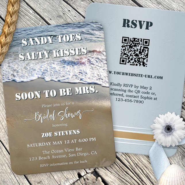 Convites Chá de panela Sandy Toes Salty Kisses (Salty kisses elegant beach bridal shower invitation featuring waves flowing on a sandy shore.)