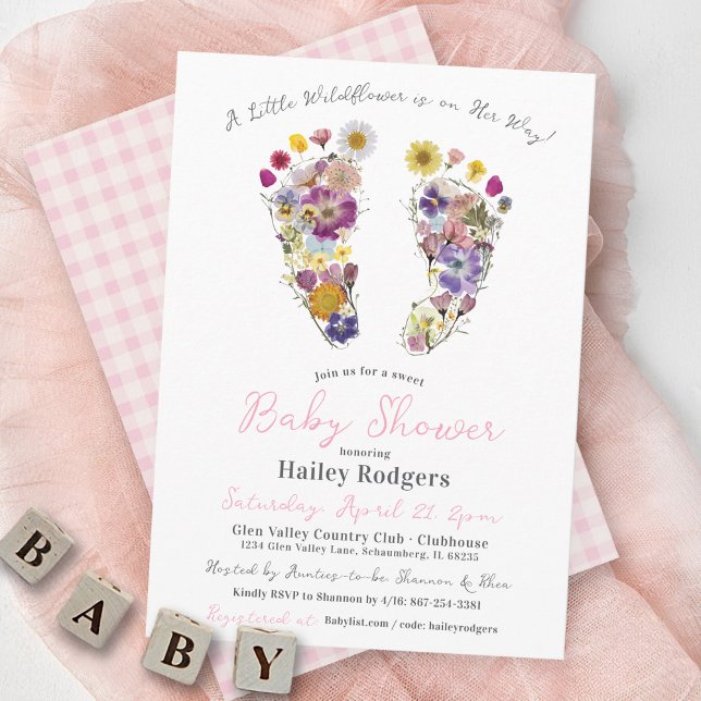 Convites Chá Floral Bebê (A Little Wildflower Is On Her Way Cute Floral Footprints Pink Girl flower Baby Shower Invitation)