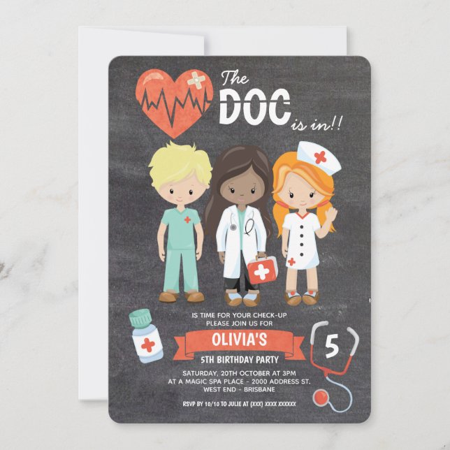 Convites Chalkboard Doc Está No Médico Aniversário (Frente)