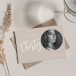 Convites Champanhe do aniversário de 30 anos de Fotografia<br><div class="desc">Um design elegante de convite de festas "aniversário de 30 anos" com fotografia personalizada,  tipografia moderna e texto personalizado.</div>